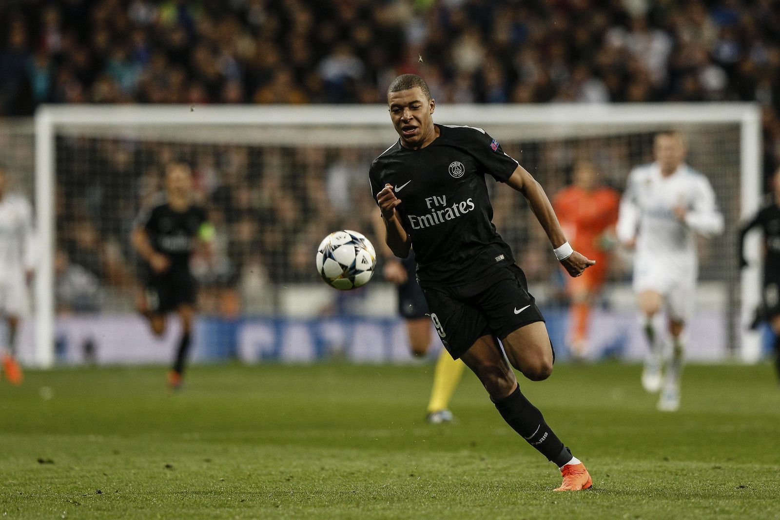 详解棒球规则中的场内全垒打与外野飞球反弹后的垒位计算