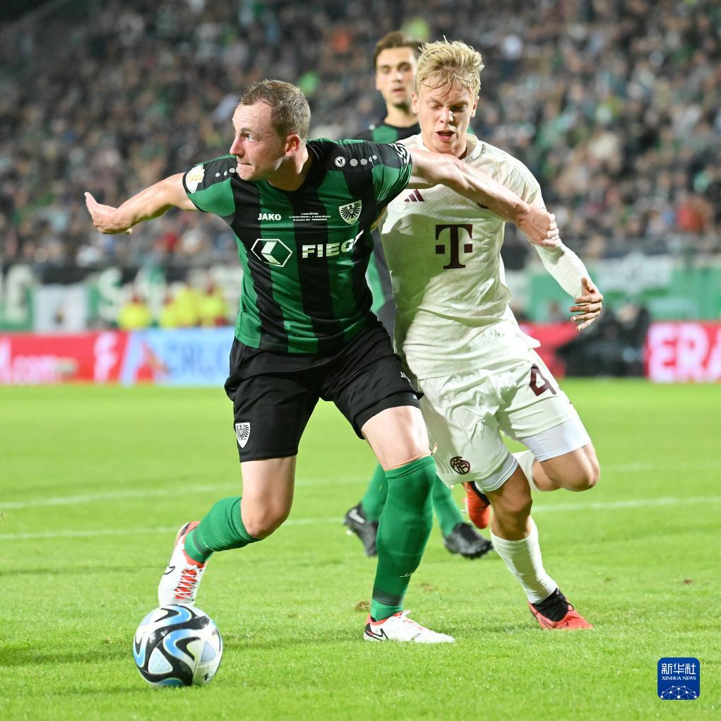 老搭档🫶詹姆斯抵达名人堂现场，与前队友波什开心握手~