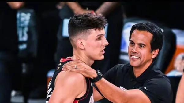 肯·葛瑞菲在加盟水手后的首场正式比赛中击出二垒安打